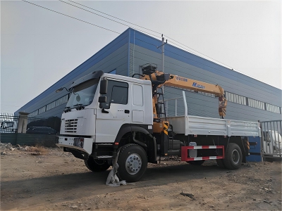 SINOTRUK HOWO 6 wheelers 8tons truck-mounted crane